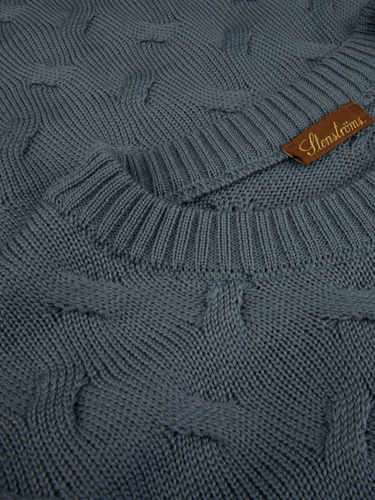 Blå strikket sweater i merinould